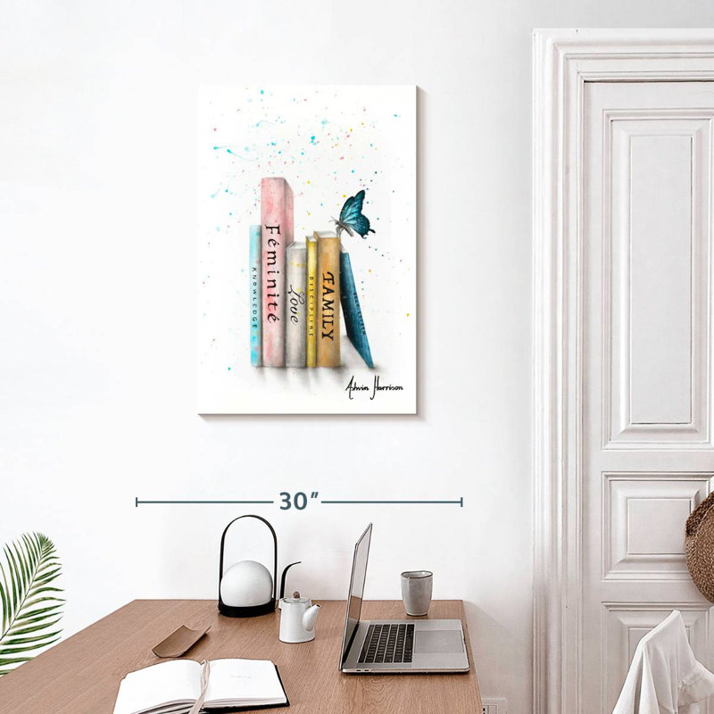 Livres Kerner de son voyage, H 30 po x l 20 po