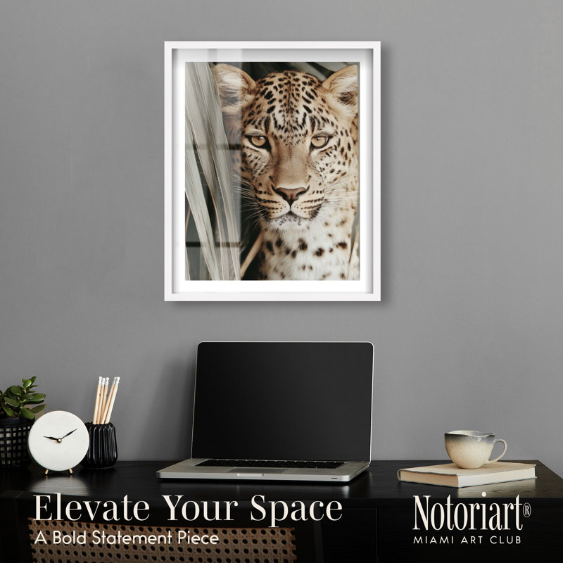 Art mural bord de mer Leopard Gaze II par Notoriart, cadre blanc, 20 x 24, H 25 po x l 21 po, Cadre blanc