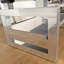 Table basse de conception moderne avec surface en miroir, 2 espaces de rangement, reflet transparent, table de luxe idéale pour le balcon, plateau en verre trempé, compartiments, matériaux de haute qualité, décoration
