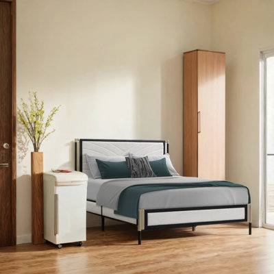 Structure de grand lit avec tête de lit en tissu matelassé blanc