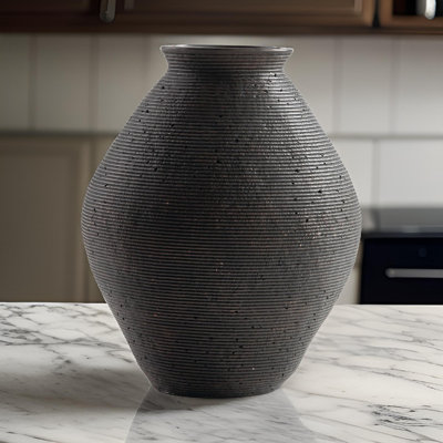 Vase en polyrésine 17 pouces Dale, texture nervurée serrée, brun antique Dale