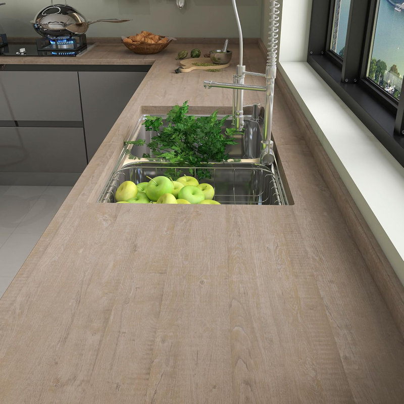 Papier peint auto-adhésif avec grain de bois, pellicule de vinyle imperméable, technologie de fente de guidage d'air, finition mate pour une application facile et adhérence durable