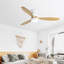 Ventilateur de plafond à moteur à courant continu réversible de 52 pouces avec ensemble d'éclairage, 3 pales en bois massif au fini naturel, intensité variable à DEL tricolore de 18 W avec fonction mémoire, blanc mat