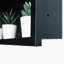 Solution de rangement polyvalente pour salle de bain avec options murales et encastrées, matériau en poudre de fer noir et stratifié amovible.
