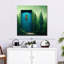Kelan porte bleue dans le vert-109229398