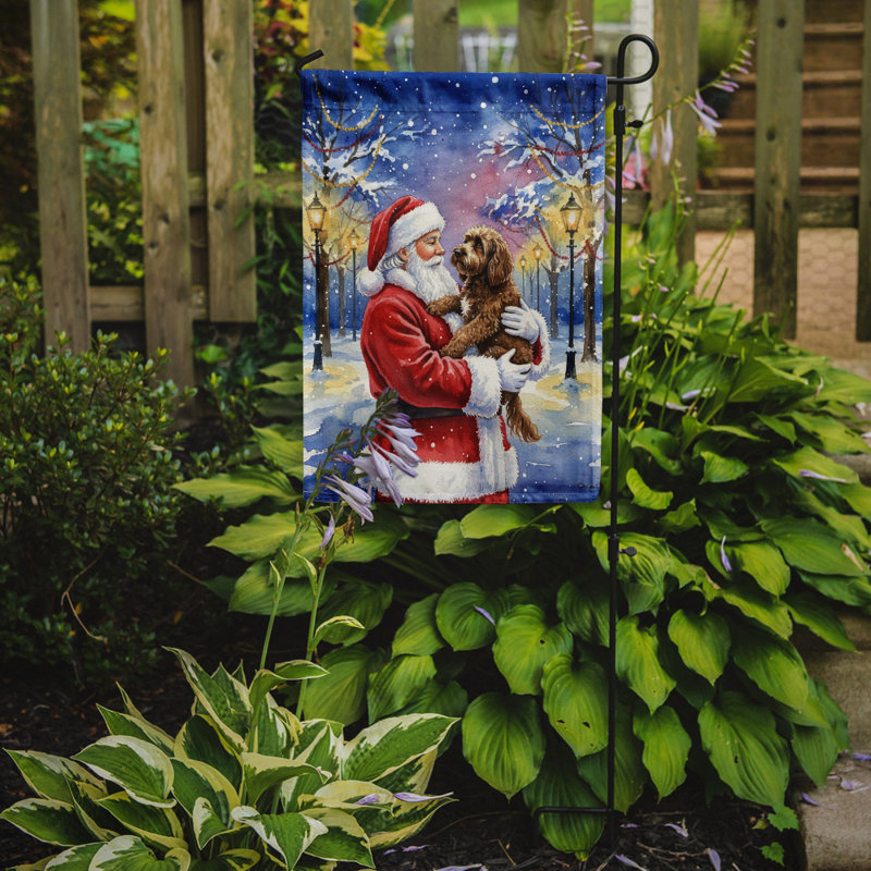 Labradoodle chocolat avec drapeau du jardin du Père Noël, Taille du jardin, Labradoodle chocolat