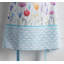 Tablier de fleurs dans le champ