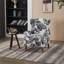 Ensemble de table basse et de fauteuils de style rétro de luxe, une chaise de lecture à haut dossier et une table basse en bois massif, convenant aux salons et aux espaces détente de la chambre à coucher