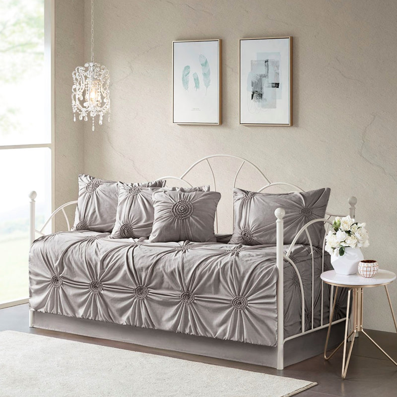 Housse pour lit de jour simple gris foncé avec motif à losanges et coussin en forme de minotaure