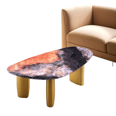 Table basse 1 pièce au design contemporain, plateau en pierre frittée, pieds en acier inoxydable doré, angles arrondis, finitions noir, gris et or mat, 130 cm (l) x 70 cm (p) x 44 cm (h).