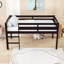 Lit mezzanine simple en bois avec échelle et garde-corps, conception basse-342506259
