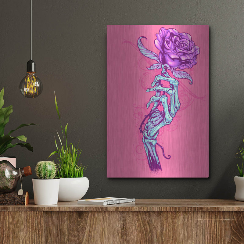 "Main squelette avec rose" par Flyland Designs, H 16 po x l 12 po