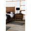 Chambre pleine grandeur en noyer 3 pièces, lit plateforme en bois massif et 2 tables de chevet, style transitionnel Mid-Century, tête de lit à panneau, pieds fuselés ronds, système de bout