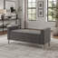 Banc repose-pieds carré avec accoudoirs carrés et garniture cloutée en velours moelleux, parfait pour les sièges modernes et fonctionnels