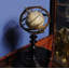 Globe terrestre dans des anneaux en laiton