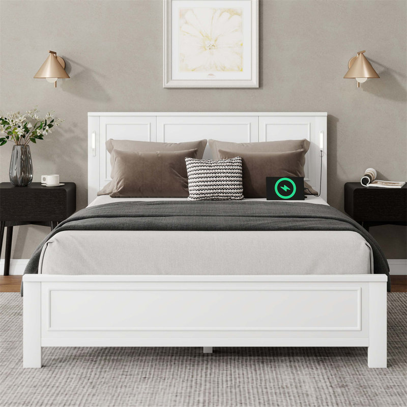 Lit plateforme en bois avec tête et pied de lit à grand panneau, éclairage à DEL intégré, deux stations de charge USB / Type-C et amplement d'espace de rangement sous le lit.