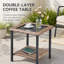 Ensemble de deux fauteuils pivotants à bascule en osier pour l'extérieur, avec table d'appoint et coussins épais, idéal pour se détendre sur la terrasse.
