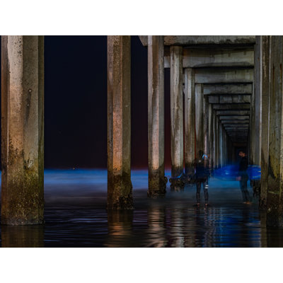 Surfers and Bioluminescence Ellen Browning Pier in La Jolla, California par Brian Mc Clean - photographie de cadre