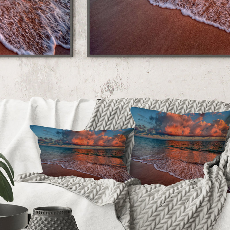 Coussin décoratif à imprimé nautique et côtier Sunset Over An Ocean Beach
