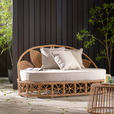 Woven Rattan Outdoor Patio Daybed Sofa, Spacious Upholstered Lounge Furniture with Complete Cushion Set for Lawn Poolside