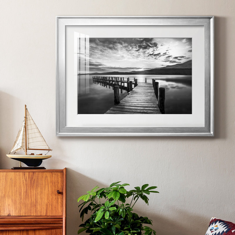 Evening Dock - Reproduction de photo avec cadre photo, Papier avec cadre argenté, H 22,5 po x l 30,5 po x P 1,5 po