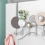 Porte-crochets moderne en métal au-dessus de la porte-112586635