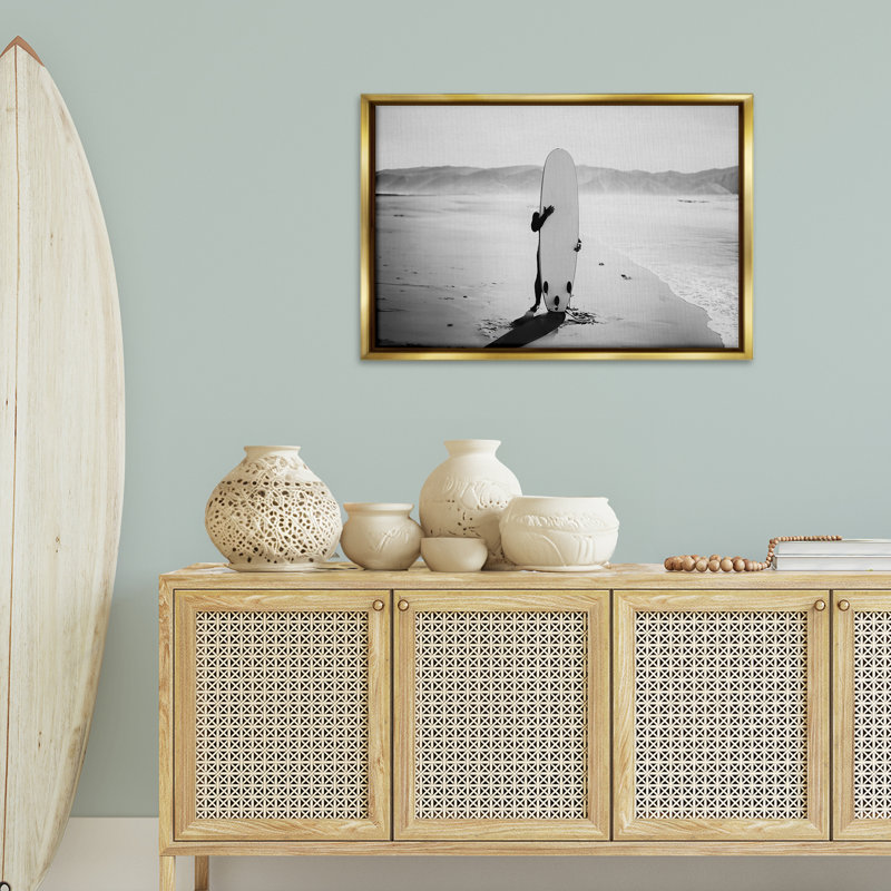 Toile flottante cachée avec planche de surf grise par Sissi et Seb, Cadre flottant métallique doré, H 21 po x l 31 po