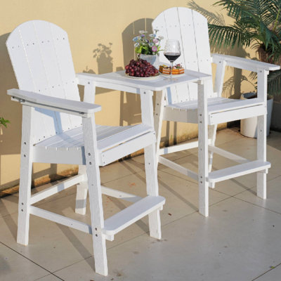 Fauteuil de jardin blanc, dossier et structure en acier inoxydable, tablette centrale pour boissons, posture confortable. Ensemble de chaises blanches au design ergonomique.