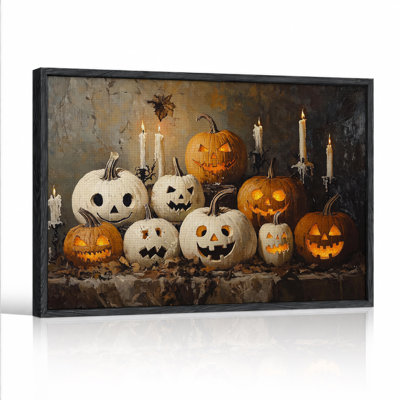 Groupe de citrouilles blanches et oranges sculptées avec toile d'Halloween