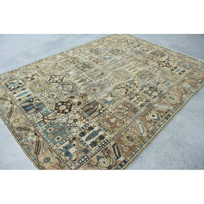 Élégant tapis turc de style rétro avec des motifs géométriques complexes dans des tons terreux pour une décoration intérieure élégante