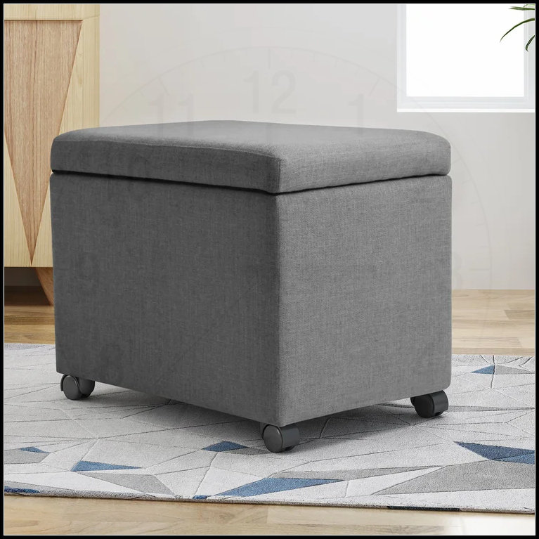 Repose-pieds de rangement de conception traditionnelle avec roulettes pour une mobilité facile et une efficacité d'espace, parfait pour la maison et le bureau.
