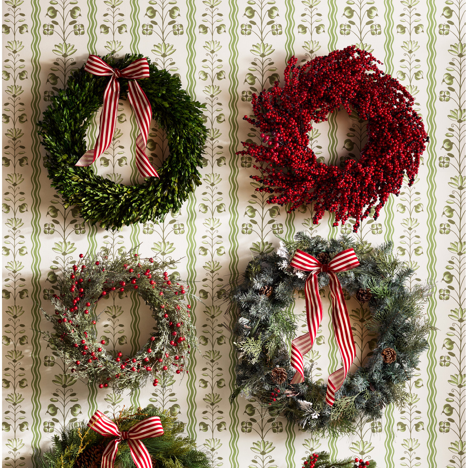 24" Frosted Pre-Lit Wreath