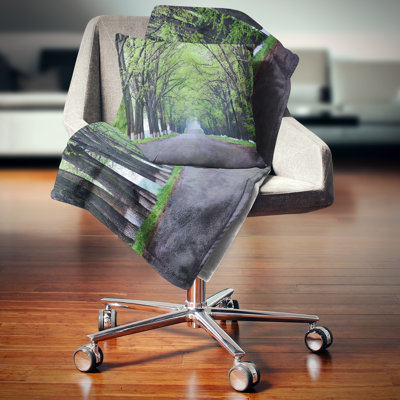 Coussin de photographie en arche trees over country road