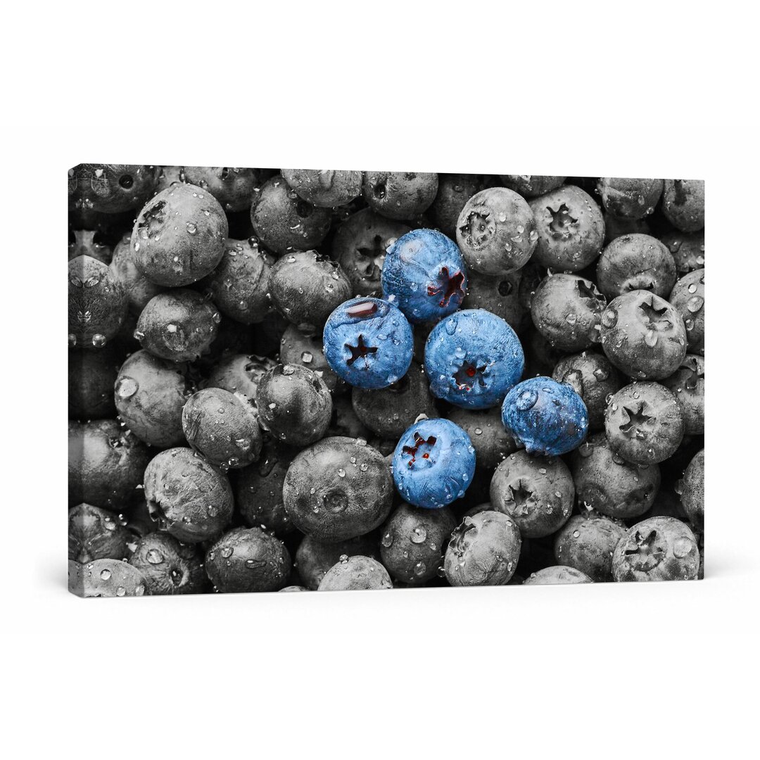 Leinwandbild Blaubeeren mit Wassertropfen