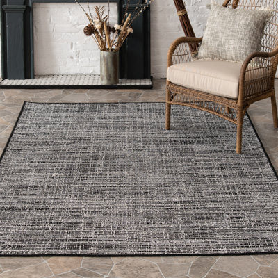 Tapis d'intérieur en polypropylène à rayures grises Bungalow Rose Perkinson