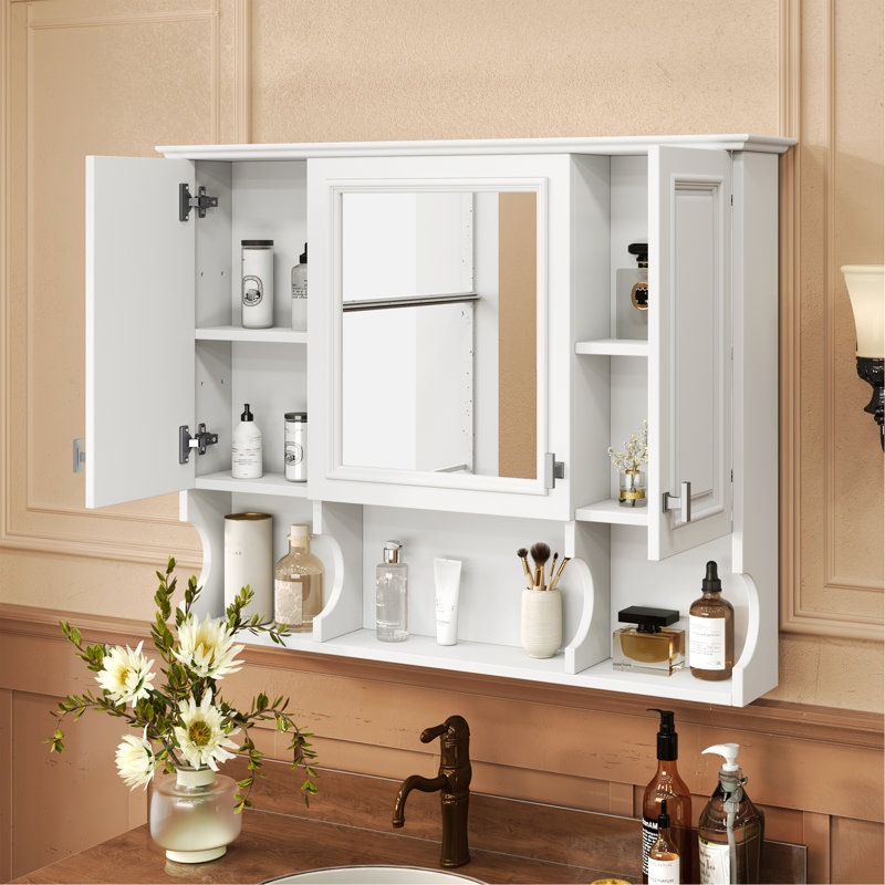 Armoire à pharmacie murale avec miroir et tablettes ouvertes, idéale pour le rangement et l'organisation de la salle de bain