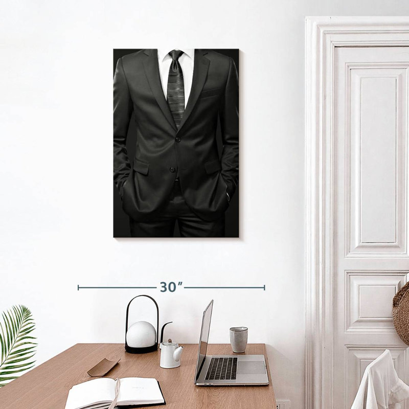 Navette d'homme d'affaires sur fond noir, H 30 po x l 20 po
