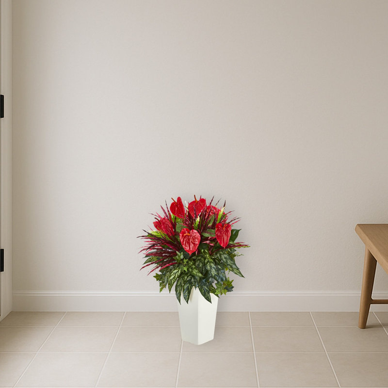 Mélange d'anthurium dans un vase blanc