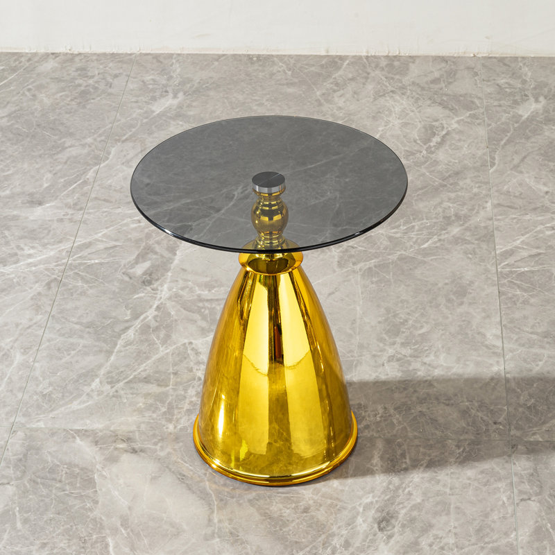 Petite petite table d'appoint avec pieds en acier au carbone doré et verre trempé gris portatif pour un look élégant avec pieds en verre élégant et moderne