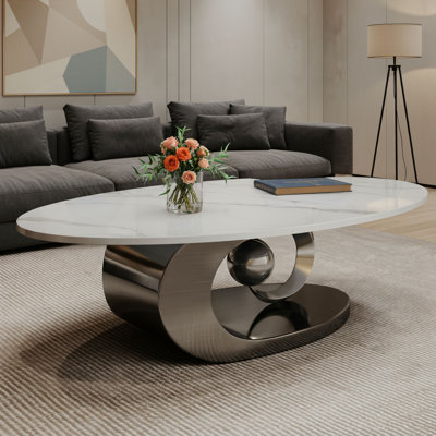 La table basse sculpturale en marbre avec base en acier inoxydable allie texture naturelle et forme artistique, ce qui en fait un choix exquis pour le salon.