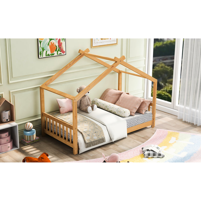 Lit plateforme simple naturel avec thème maison. Fabrication pour la chambre à coucher dans la conception. Pin et. Mobilier spacieux
