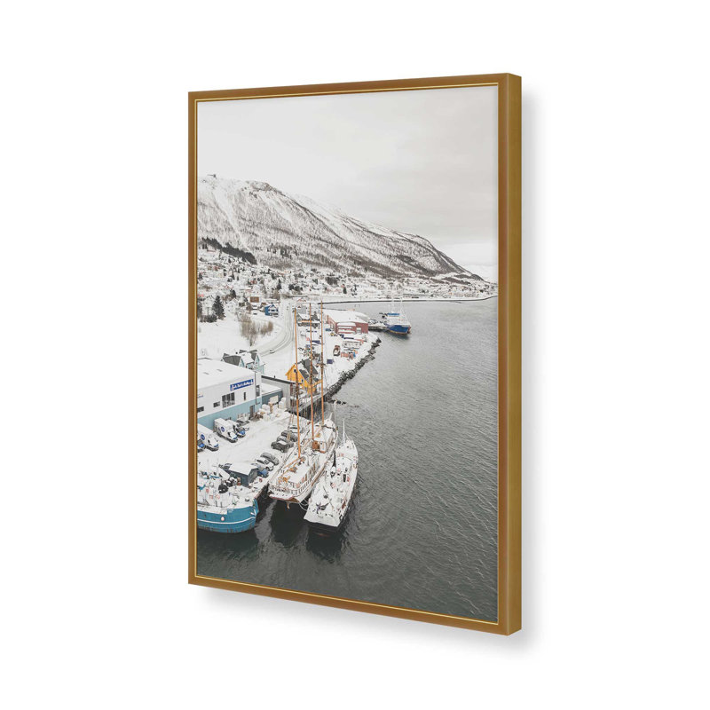 Impression sur toile, "Harbour In Norvège Snow" par Garima Dhawan, H 16 po x l 12 po, Doré