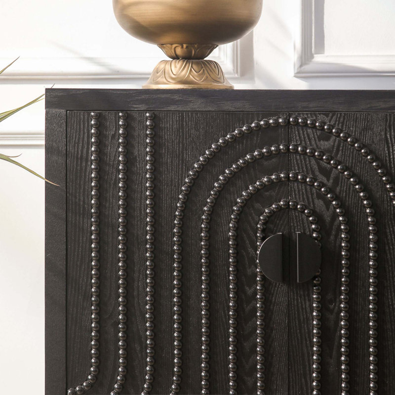 Buffet moderne noir avec détails cloutés décoratifs, solution de rangement élégante pour la salle à manger et le salon