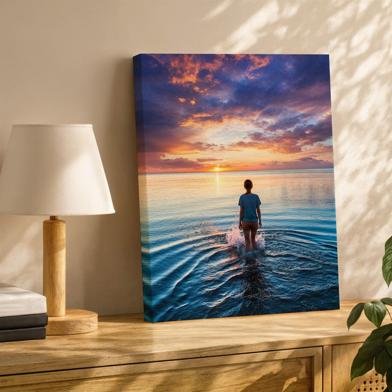Toile, scène sereine de coucher de soleil avec une jeune figure debout dans un mur, eau peu profonde faisant face à l'horizon
