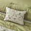 Édredon très grand lit 7 - Le choix de literie moderne comprend des détails de broderie comprenant un édredon, des taies décoratives, des coussins, une jupe de lit, une jupe de lit lavable et des accents décoratifs en tissu de 7 pièces.-118742566