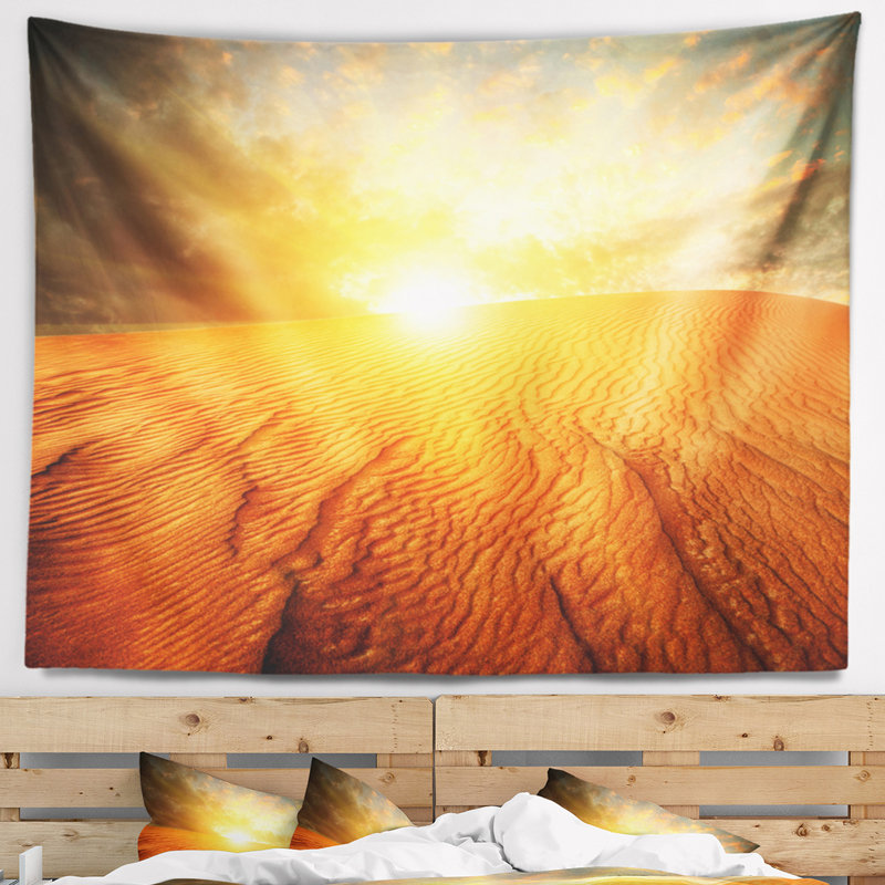 Paysage de sable avec tapisserie soleil, H 32 po x l 39 po