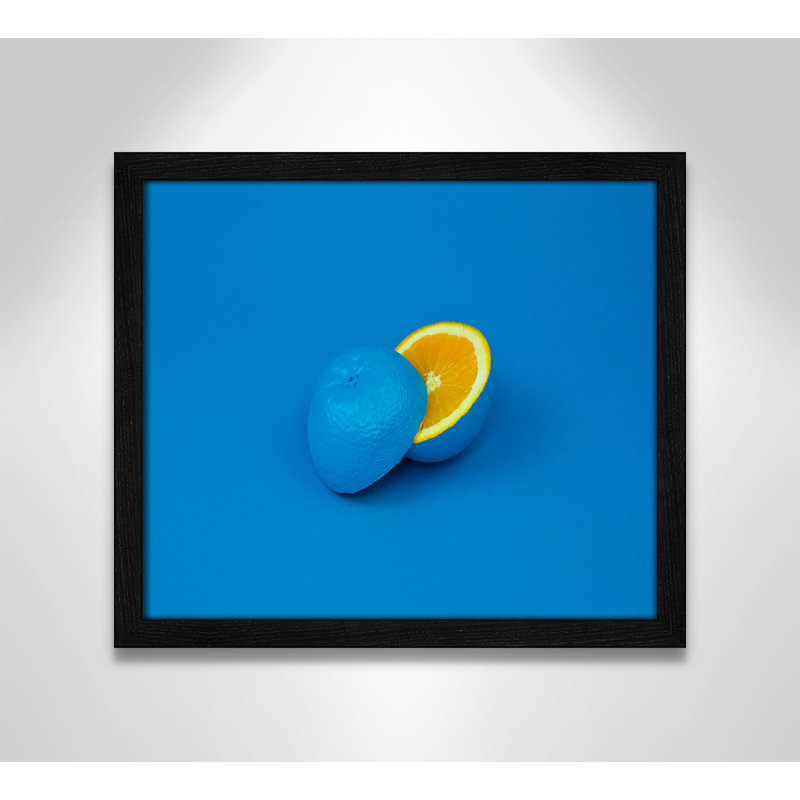 Pop orange en bleu par Davisuko, Pas de tapis, Papier noir avec cadre fin, H 13 po x l 15 po x P 0,75 po