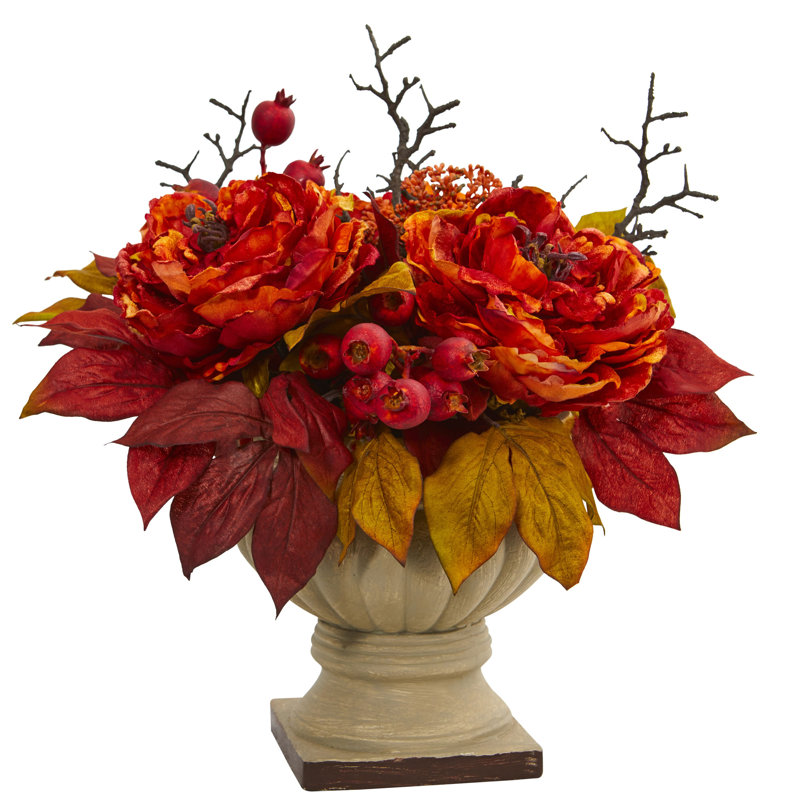 Arrangement floral mélangé pivoine et sedum dans un pot de fleurs