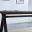 Minimalist Industrial Home ne propose que la table, pas de chaises.
