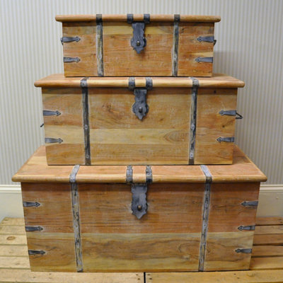 Woodmore Trunk Set